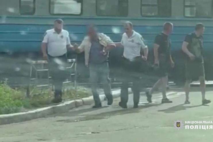 "ЗА МИТЬ ДО ТРАГЕДІЇ": поліцейські з Білгород-Дністровського врятували життя чоловіку, якому стало зле на залізничних коліях