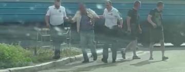 "ЗА МИТЬ ДО ТРАГЕДІЇ": поліцейські з Білгород-Дністровського врятували життя чоловіку, якому стало зле на залізничних коліях