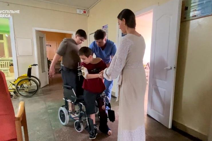 Два поранених братика з Сергіївки, мама і вітчим яких загинули під час ракетної атаки, відправилися на реабілітацію до Австрії (відео)