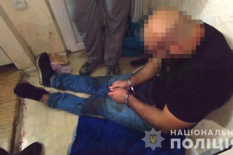 СБУ та поліція затримали двох чоловіків, які намагалися вибити "борг" у жительки Арцизу  (відео)