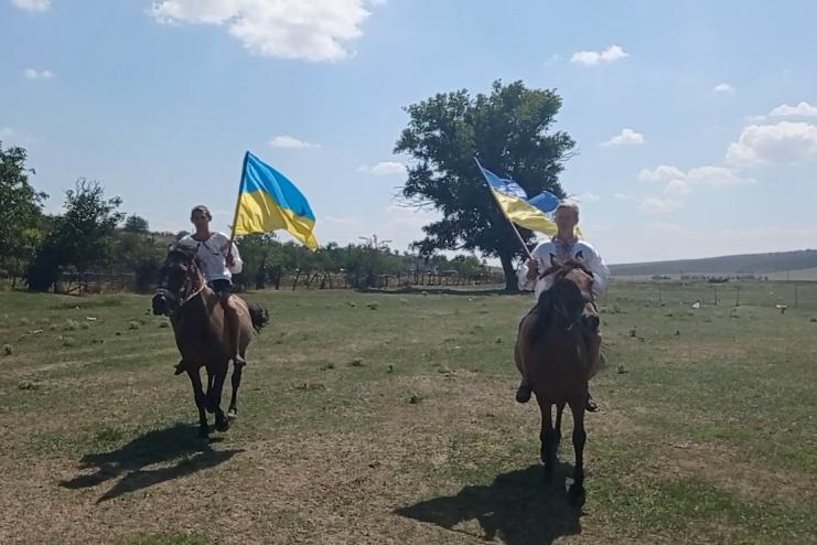 Вершники з прапорами у Бородінській громаді