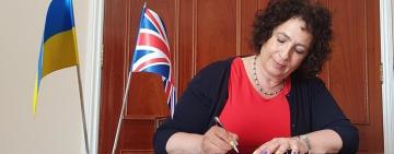 Букетик бавовни та українська: Посол Британії привітала Україну з Незалежністю (ВІДЕО)
