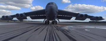 Східні кордони НАТО: до Польщі прибув американський бомбардувальник B-52