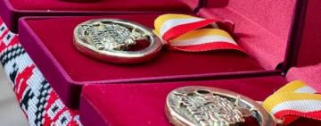 Волонтери, водій та директорка телеканалу: кому з одеситів вручили відзнаку 