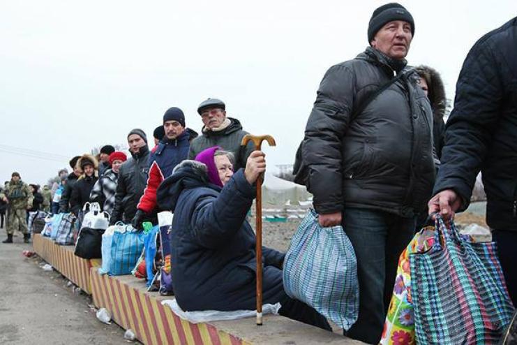 Якщо українець їде за кордон назавжди, виплату пенсії можуть припинити