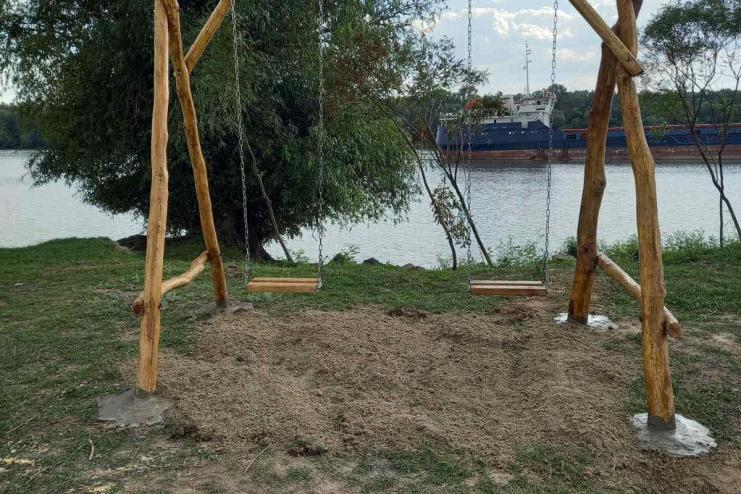 Маленьких кілійців, які самотужки прибрали занедбану територію від сміття, віддячили гойдалкою