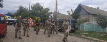 Сьогодні березинці зустріли живим ланцюгом свого героя-односельця