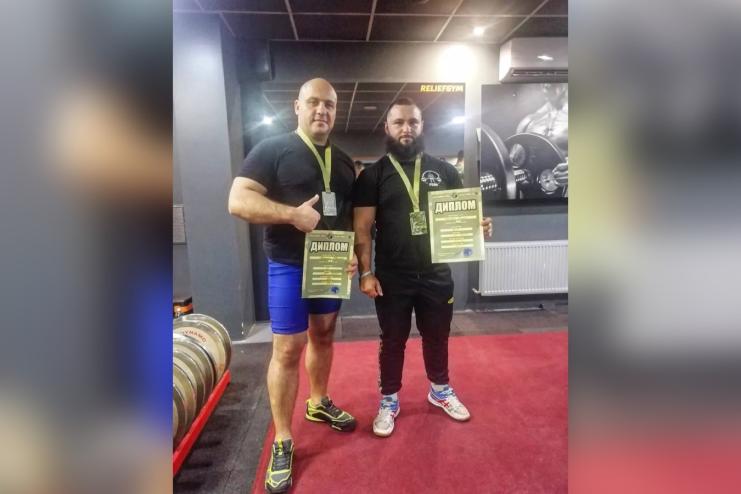 Вчитель з Серпневого здобув срібло в Одеському турнірі з пауерліфтингу на підтримку ЗСУ  