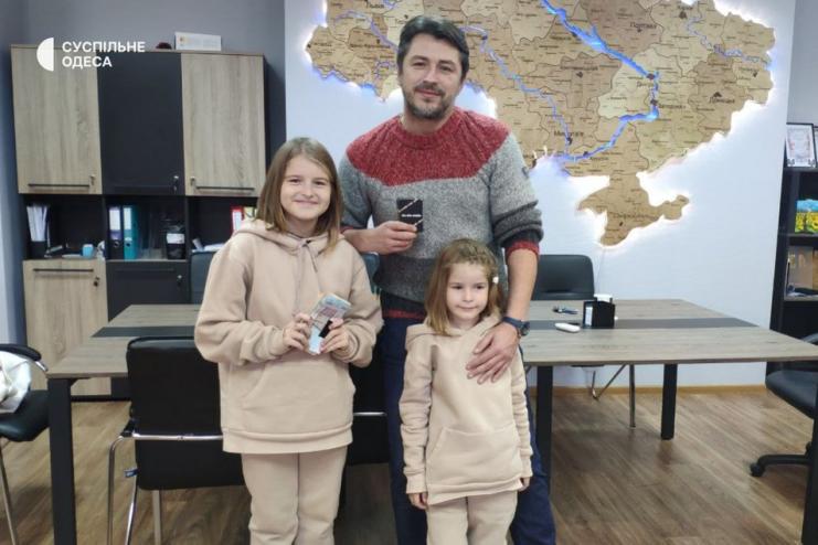 10-річна жителька Одещини особисто передала Сергію Притулі 31 тис грн на ЗСУ (відео)