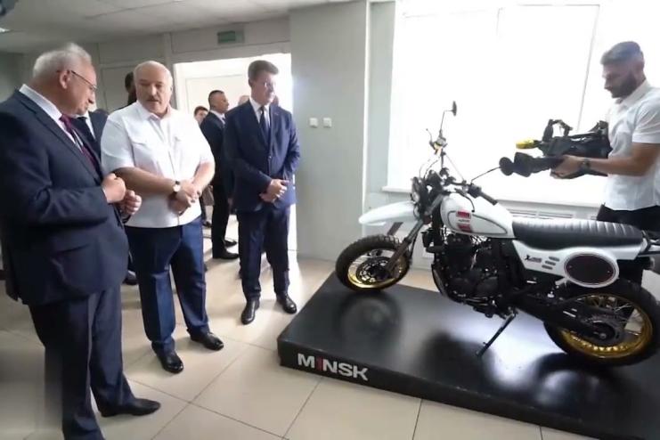 Білорусь заборонила вивозити в росію смартфони, пилососи та автомобілі