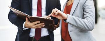 Чи включається період простою та періоди перебування у відпустках до стажу служби в органах місцевого самоврядування