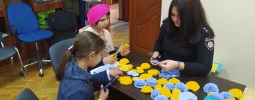 На Одещині поліцейські допомогли дітям підготуватися до ярмарку, на якому збиратимуть гроші для ЗСУ