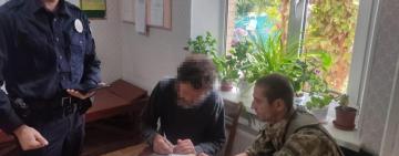 В селі на Одещині небайдужі мешканці виявили нелегала з рф