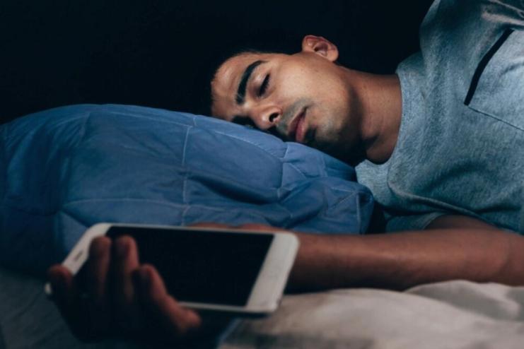 Людина гірше спить, якщо поряд з нею лежить телефон