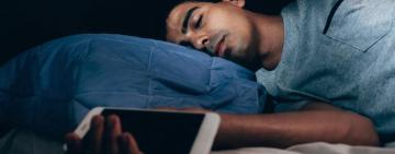 Людина гірше спить, якщо поряд з нею лежить телефон