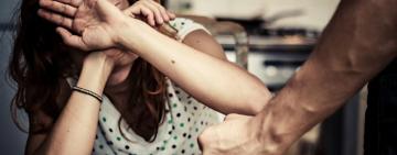 Кривдив дружину на очах у дітей, бо та просила знайти роботу: мешканцю Одещини повідомили про підозру 