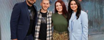  «Я не герой, я фотографую героїв»: Дмитро «Орест» Козацький у "Сніданку з 1+1 розповів історію створення легендарного фото з променем світла