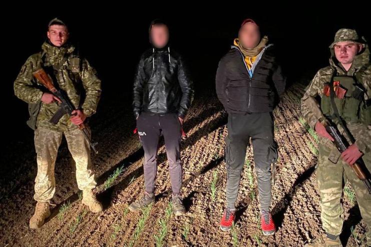 На Одещині затримали дві групи чоловіків, які намагались незаконно перетнути кордон 