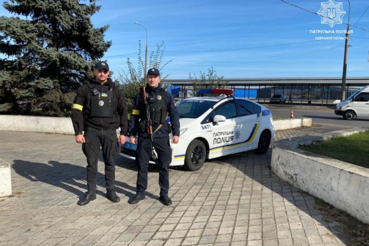 Коли важлива кожна секунда: одеські патрульні доставили до лікарні непритомну 8-річну дівчинку 