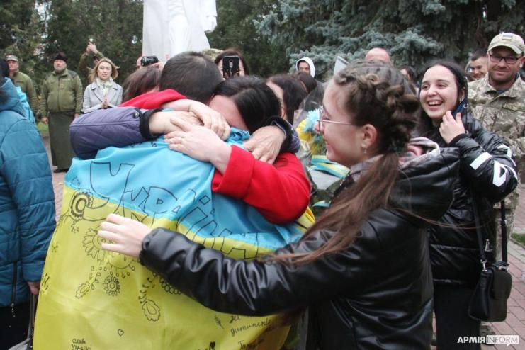  Білгород-Дністровськ зустрів семеро звільнених із полону захисників України (фото)