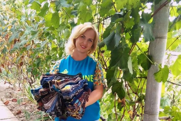 Вдягає вже другу роту: жителька Вилкове в’яже носки для захисників на передову