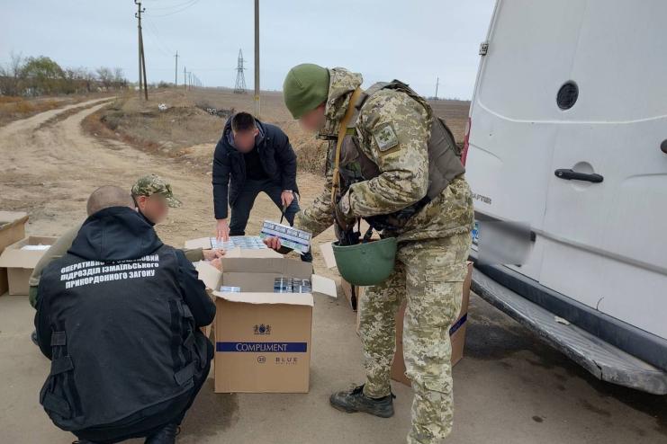 У Вилківській громаді охоронці правопорядку затримали автомобіль з контрафактом