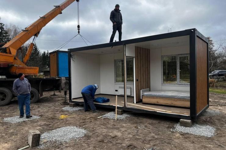 На Рівненщині облаштовують перше модульне містечко для переселенців.