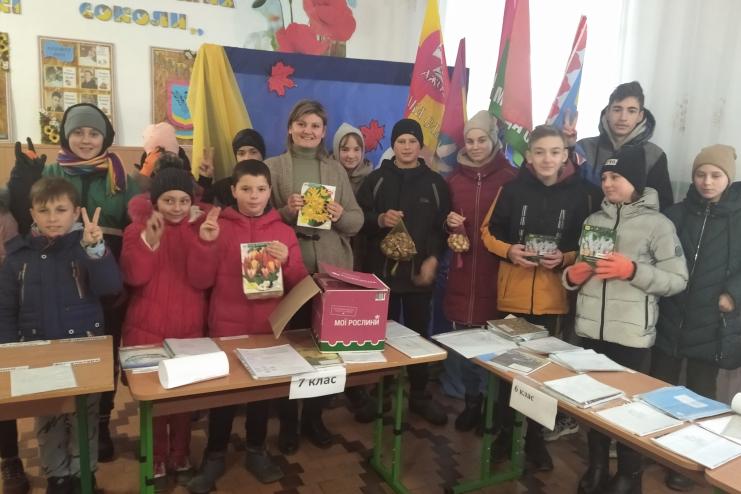  Flowers4school: клумби в школі Саратської ТГ прикрасять квіти з Нідерландів та України
