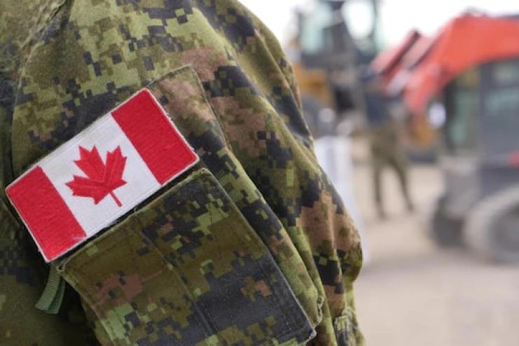 Канада передала українським воїнам 500 тисяч одиниць зимового одягу та 40 бронемашин