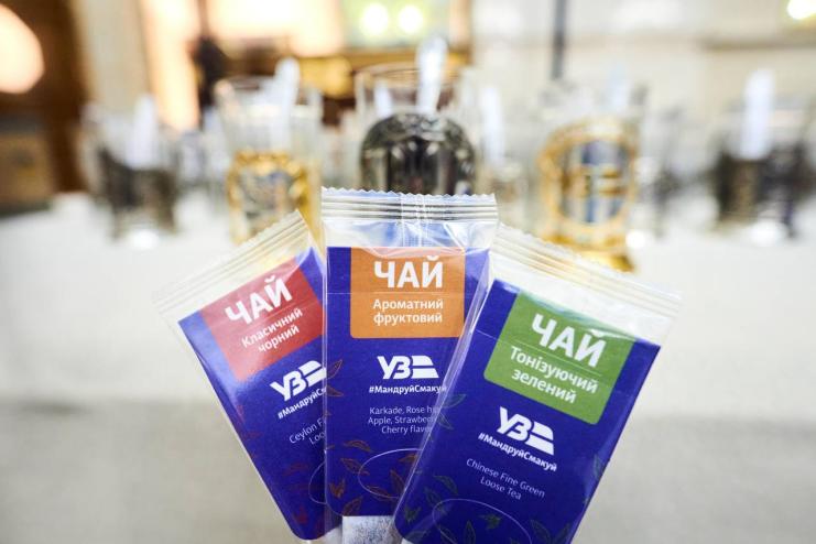 Укрзалізниця повертає в поїзди підстаканники та оновлює меню чаю та кави