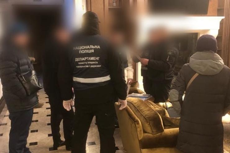 Поліцейські затримали групу вимагачів, які катували людей та відбирали бізнес: правоохоронці встановлюють постраждалих