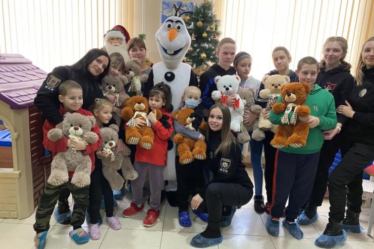 Одеські ювенальні поліцейські влаштували свято для пацієнтів обласної дитячої клінічної лікарні, що борються з онкологією