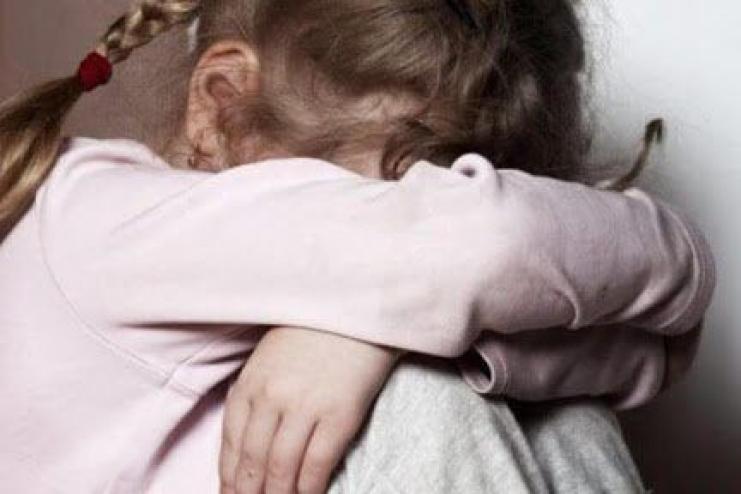 За систематичне розбещення неповнолітньої падчерки засуджено 43-річного жителя Одещини