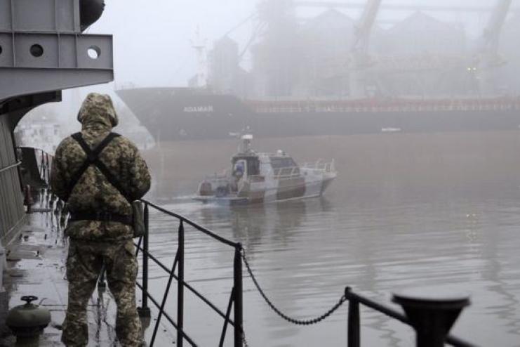 Росія продовжує саботаж роботи "зернового коридору", у черзі у Босфорі – понад 120 суден