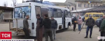 Душові кабіни та парильня: одеські волонтери переобладнали стару маршрутку на лазню для фронту (відео)