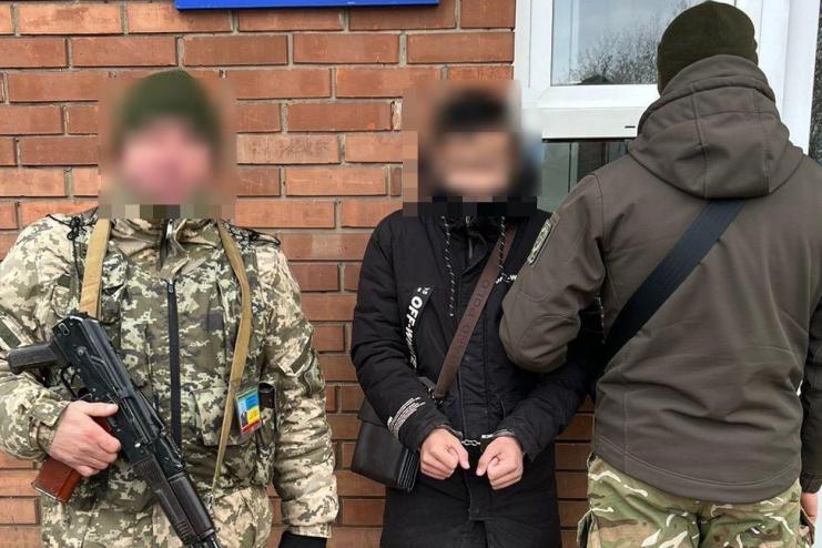 Грабіжник, який перебуває в розшуку, намагався  виїхати з України, вдаючи опікуна