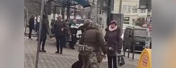 ВСП притягнула до дисциплінарної відповідальності військових, які повалили чоловіка на землю, намагаючись вручити повістку в Одесі