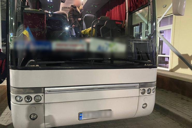 ВОДІЙСЬКИЙ «КЕШБЕК-СЕРВІС» НЕ СПРАЦЮВАВ: водій автобуса намагався провезти 800 000 гривень під ковдрами