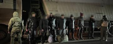 Ховалися в причепі: прикордонники затримали на Одещині шістьох ухилянтів