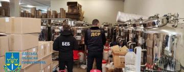 ВИЛУЧЕНО ТОВАРУ НА ПОНАД 100 МЛН ГРН: на Одещині припинено підпільне виробництво парфумерії відомих світових брендів 
