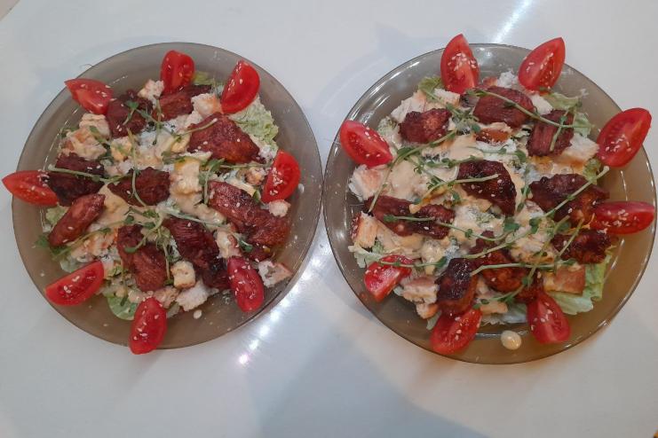 Смачний салат з пекінською капустою та курячим філе
