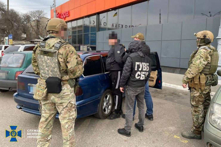 Видурювали гроші у родичів загиблих воїнів ЗСУ: на Одещині СБУ викрила шахраїв