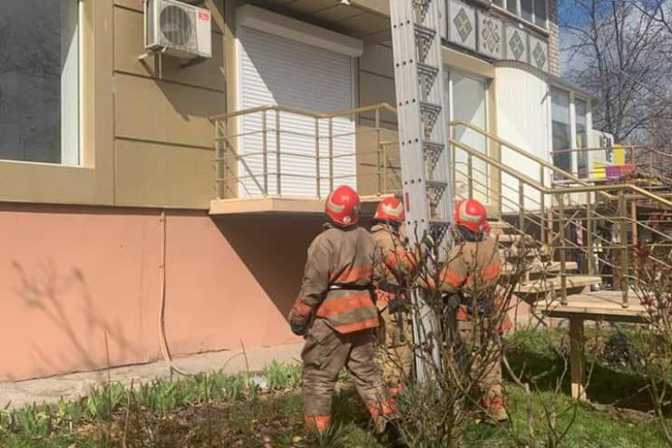 Чорноморські рятувальники зняли хлопчика з кондиціонеру