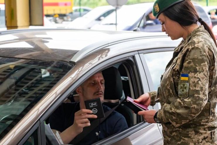 Чоловіків, які незаконно перетнули кордон, повертатимуть до України