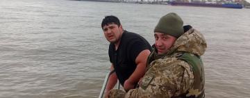 НА ДУНАЇ ПЕРЕКИНУВСЯ РУМУНСЬКИЙ ЧОВЕН: ПРИКОРДОННИКИ ВРЯТУВАЛИ ЖИТТЯ ЙОГО КЕРМУВАЛЬНИКА