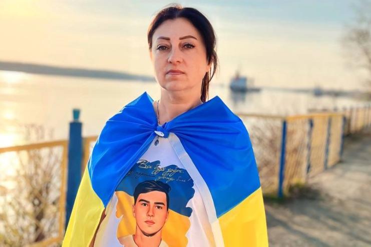 Їх любов і молитва обов’язково поверне Сашка додому: історія рідних медика зі Зміїного, які 13 місяців чекають коханого з полону (відео)