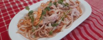 СПАГЕТІ З РИБОЮ, ЗАПЕЧЕНІ В СОУСІ БЕШАМЕЛЬ