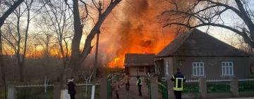 ВІДЕО: масштабна пожежа в Арцизі. Вогонь підібрався до будинків