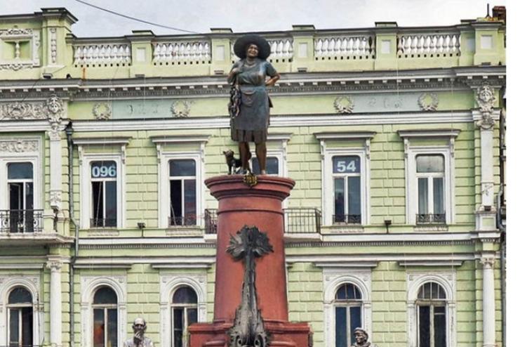 Соня замість Катьки: в Одесі на місці пам’ятника Катерині «встановили» пам’ятник Рибачці Соні