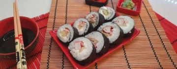 СУШІ З КРАБОВИМИ ПАЛИЧКАМИ, КРЕВЕТКАМИ ТА СИРОМ "ФІЛАДЕЛЬФІЯ"